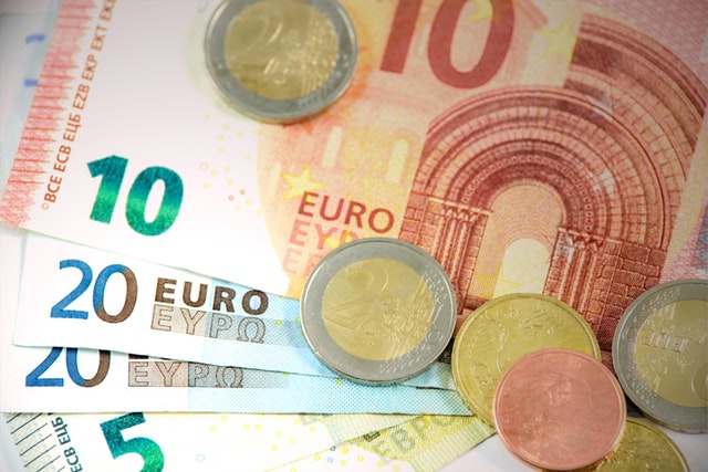 Nebenverdienst-Wie viel kann ich verdienen-ninjabet-bank-notes-cash-coins-158776